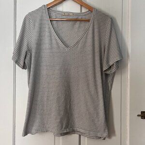 Marine Layer Boyfriend V-neck Tee - L